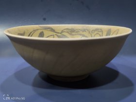 卖一老碗，口径16.5厘米，高8厘米，足径6.5厘米。AI说是宋代越窑褐彩莲花碗，品相完好无瑕疵，单色釉，画花自然流畅。经典收藏瓷器，喜欢的朋友可以联系我。
