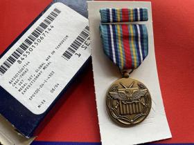 美国公发USGI 全球反恐勋章 global war on terrorism medal 一套两枚 反恐勋章有两种，反恐远征勋章和反恐服务勋章，04年产(有时会有其它年份)全新全尺寸勋章包含勋章和勋略2003年3月12日，布什签署命令，设立专项奖章，表彰那些自从9·11恐怖袭击以来在反恐斗争第一线作战的士兵。