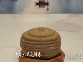 ◇广西红水河湾石，又名彩陶石◇禅意奇石◇石皮华丽◇玉化质感，手摸滑爽，线条流畅。从不同角度看都可爱玲珑，无底座。竖起可以作为倒流香，因上下孔被沙子堵塞，疏通一下即可当作倒流香。系老夫早期藏品，本书摊给石友留下价格空间。不含底板奇石。欢迎石友们货比三家。此件满百包邮。多件货品合计拍下送好礼。