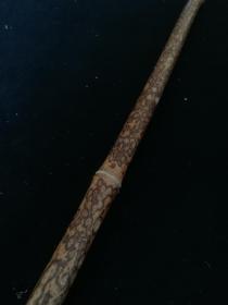 老梅鹿竹一根，前两节花不错，节长，每节长32cm，背面没花处有裂，不影响有花一面和做扇子。尺寸：131x1.9cm。