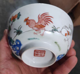 清粉彩公鸡纹碗
