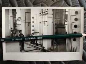 1972年照片，四川省自贡市井盐厂真空制盐车间，工人在真空罐前操作仪表生产食用盐