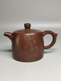 老珍藏，顾景舟和范曾合作底款，刻绘老紫砂壶一把，出水流畅，段水利落，保存完整，收藏的佳品。