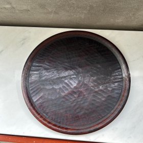 满州时期的一木挖圆文盘，直径30公分，厚1.5公分，日久木材小有自然干裂，背面有贴一条胶带，应该是日久防止开裂。特价100元包邮