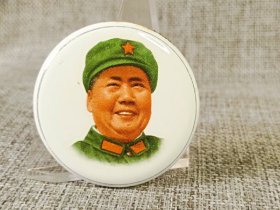 #23011507，毛主席纪念章，搪瓷材质，正面图案毛泽东正面头像，背济搪革委会敬制，直径约5CM，品如图。