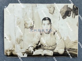 【丹东史料】1936年10月29日 伪满洲国奉天省宽甸县毛甸子镇由日军第1师团步兵第1联队士兵组成的“宽甸县毛甸子警备队”内警备队员今井原次一等兵生活照一枚（1936年2月，第1师团编入关东军，第1联队随师团前往中国东北齐齐哈尔驻屯，师团司令部设在孙吴，该师团所属部队被部署在齐齐哈尔、孙吴、北安一带，担任满洲北部边境地区的警备与防御任务。）