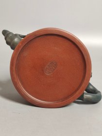以前下乡收来的，《宜兴，蜀山陶業生产合社，汪寳根製》底款，刻绘老紫砂壶一把，出水流畅，断水利落，保存完整