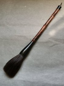 回流善琏湖笔熊毫京提大斗笔，峰长9.5，直径2.6厘米，未使用，状态好。牛角笔斗，紫竹笔杆，做工精良。