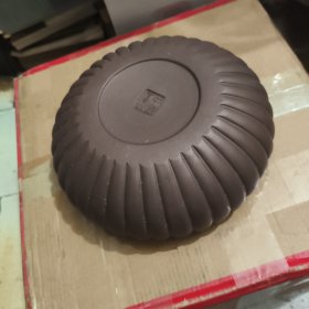 文房紫砂笔洗，中国宜兴，瓜棱形，口径15.5cm，高7.5cm。品相完好无损!