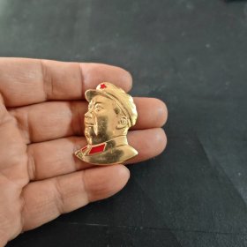 毛主席像章，军装头像版，红旗证章，品相如图
