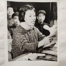 1975年湖南湘潭市下乡知识青年杨光辉在广播站讲授毛主席关于无产阶级专政下继续革命的理论体会。