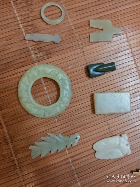 和田玉老玉小件共八个合售放漏拍玉质非常油润细腻刀划不动