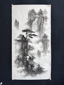 闫永新. 136*68厘米，字:梓湜，号:鹤神童老。曾用名:子愚，燕南村人，紫榆，顽木，3老白毛，白毛童老等。北京槐荫居画院法人(注册)。中国书画艺术科学院理事。中国东方文化研究会会员，中国诗酒文化协会诗书画院理事。CtⅤ央视网区域博览频道书画名家联盟理事。中国书画家协会会员，北京朝阳老年大学国画教师。(余略)。七十年代先后师从董寿平、王雪涛两位先生习画。主攻花鸟、亦涉山水、人物。