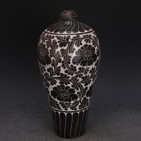 磁州窑黑地手工雕刻牡丹纹梅瓶