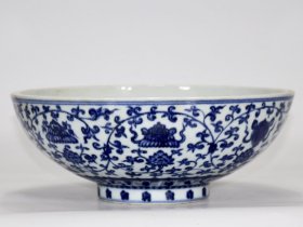 明宣德年制青花缠枝暗八宝纹骰子碗