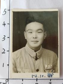 1954年中国人民解放军郝步青着50式军装保山照片(中国人民解放军老革命郝步青，曾获得过八一勋章等众多勋章，解放后在云南保山服役，六十年代调到河北平山县做团长，军衔至少应该中校)