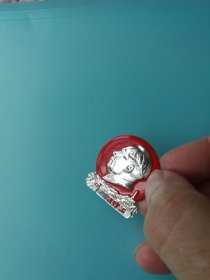 毛主席像章 “红灯记”（正面图:毛主席头像 延安圣地 小火车；背文：忠 永远忠于毛主席 本溪市革命委员会 1969）[规格尺寸：3.1*3.5cm]【实物拍照 品质自鉴】