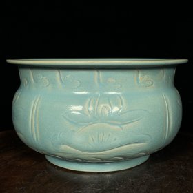 宋汝窑刻花卉纹尊，高9.5直径17.5cm，