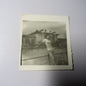 老照片–80年代帅气青年在苏州火车站留影