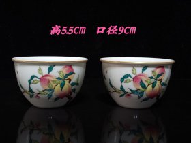 大清乾隆粉彩描金口寿桃茶杯，工艺精美，器型端庄，釉色漂亮，品相如图。