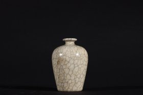 南宋   哥窑米白釉小梅瓶。尺寸～高9.3口径2.5肚径6.5底径4.2公分