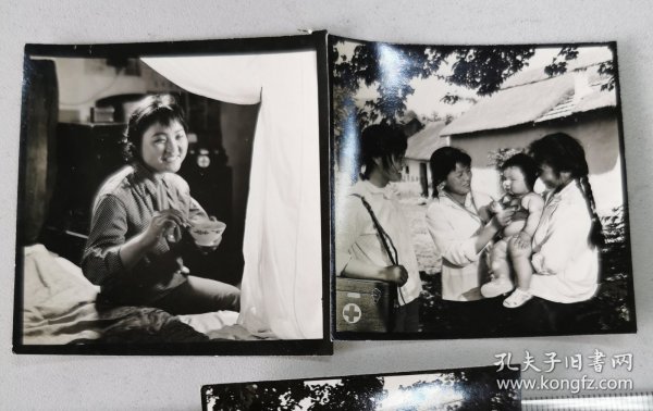 1975含山县女知青赤脚医生床头送药，诊查新生儿，老照片两种（210724）