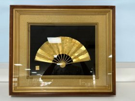 日本高沙夫妇框画，日本纯金镀金扇子，整体60乘50，画芯41乘33。名家松庵作