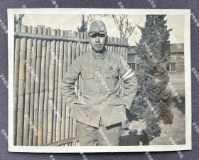 1941年 上海吴淞兵营内的日军第5师团步兵第21旅团军曹留影 原版老照片一枚（照片背面有1941年11月15日“松第二部隊本部”即日军第5师团步兵第21旅团司令部检阅章。）
