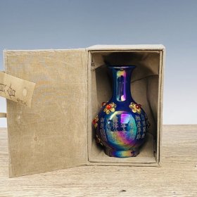 汝瓷故宫盒装七彩镶金宝石刻诗花瓶，高18.5厘米，直径11厘米