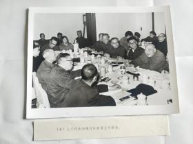 1978年3月【热烈庆祝五届人大和五届政协胜利召开】新闻展览照片 照片 老照片 8寸(20.5x15.5cm )(8)人大代表分组讨论政府工作报告。