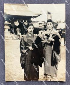 抗战时期 上海神社内两名身穿华丽和服的日侨妇人合影照一枚⑤（1933年，上海日本“居留民团”在靶子场南端建了一座“上海神社”，用于拜祭“天照皇大神”、“神武天皇”、“明治天皇”，1946年被拆除。）