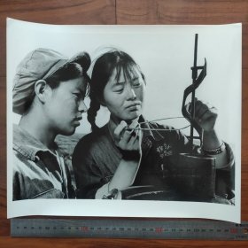 超大尺寸：1985年，黑龙江大庆油田采油女工在精心管理油井