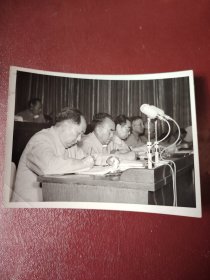 罕见没发表老照片《毛泽东，朱德，周恩来。陈云等党政领导人讲话》1969年宽 14.5厘米高11厘