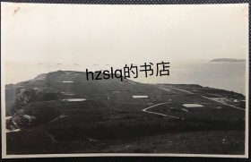 【照片珍藏】民国威海刘公岛一隅及周边景象，可见远处排列整齐的舰队。甲午战争之后，刘公岛被英国强租并成为英国皇家海军远东舰队的疗养避暑胜地，此画面记录了当时情景。老照片内容少见，颇为难得