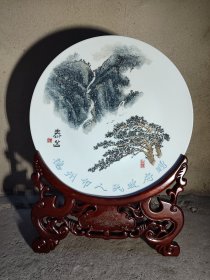 刘欣，山东省陶瓷艺术大师、山东省德州市美术家协会副主席、工艺美术专业委员会主任。2008年创建“七善堂”——刘欣刻瓷艺术工作室，刘欣师从国家工艺美术大师李梓源先生，深得其真传。