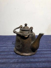 清代，铜壶一件，造型独特，皮壳包浆浑厚。尺寸如图