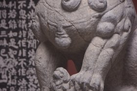 明代工，看家护院～青石【迎门狮】，不议价 尺寸：高98厘米底座宽35厘米 长52厘米