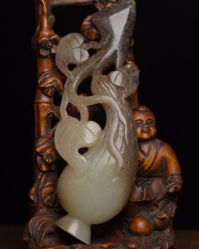 和田玉丝瓜 规格: 10×3.6×1.7厘米，重 66克。 玉质温润细腻，沁色自然，刀功老道，皮壳包浆一流，雕刻生动，线条流畅，品相完美！