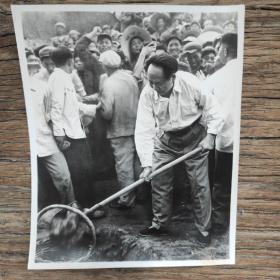 1958年，毛泽东在北京十三陵水库参加劳动