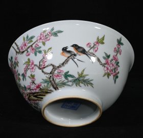 清雍正御制款珐琅彩桃林春燕纹碗一对,高7.3×15.3厘米