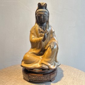 随缘低价出家藏《老陶瓷黄衣观音》
观音像开脸端庄，做工精致，包浆古朴，形象色泽饱满圆润，指间形态生动，指点众生。净高26公分，底长17公分，宽14公分，有3斤半重。
赠送原摆放旋转底座（如图） 连底座总高31公分。包邮不二价，有缘人请走。