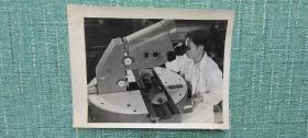 中国科学院光学机械精密仪器研究所与哈尔滨量具刃具厂等单位合作设计的新万能工具显微镜  照片 规格长14厘米宽10cm