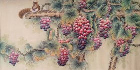 花鸟画，葡萄，工笔画法，真人真迹纯手绘作品，假一赔万，终身保真，您放心入手，陕西省美协张妮老师原创大作，实际画的比照片拍出来要漂亮的多，葡萄画的入木三分，画的非常细，葡萄，水滴很有意境，写意画看整个构图，非常棒。尺寸1.4米×70公分，四尺整张的，家里客厅，沙发背景墙，卧室，书房，玄关，茶室，办公室，大厅，餐厅都可悬挂，朋友结婚，新房乔迁，家有喜事，过节送礼再好不过了，葡萄寓意多子多福，富贵满堂。