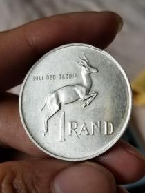 南非1976年1兰特银币
品相如图，实物拍摄，一点钟方向有磕碰。15克，800银，发行量两万枚。保真，包挂号，非假不退