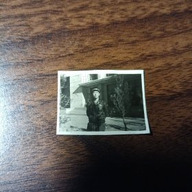 老照片–中年军人穿皮衣站在办公楼前留影（1）