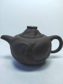 怀旧紫砂茶壶。