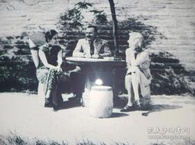 宋美龄会见海明威夫妇 照片