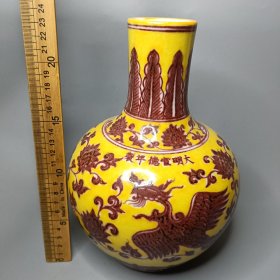 釉里红天球瓶
