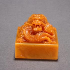 清乾隆 田黄石盘龙钮印章。规格：高4.5㎝宽5.5㎝重252g