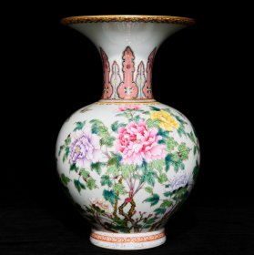 清乾隆粉彩花蝶纹撇口尊，高29.8cm直径18.5cm